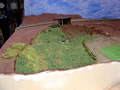 02.12.2006 - So. Die linke Koppelseite ist nun begrünt. Schon abgegraste Stellen habe ich mit beigen, kleinen Flocken dargestellt. Das Zeug, was da durch den Zaun wuchert ist Wildgrasvlies von FALLER.
