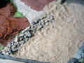 01.12.2007 - Damit das Flußbett etwas Struktur bekommt, habe ich mir vom letzten Bastelladenstreifzug etwas feinen Dekosand mitgenommen, der nun schön im Flußbett verteilt wird. Zwischen den Steinen nicht vergessen, auch Sand zu streuen!