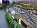 27.04.2008 - Der Bahnhof Stockheim in der Übersicht. Das EG (grau mit roten Klinkereinfassungen) wurde aufwändig renoviert und enthält die Schauanlage, von der hier berichtet wird. Der Güterschuppen (gelb) steht genau so da, wie auf dem Foto. Ein sehr interssantes Objekt. Erstklassiger Nachbau des Originals!