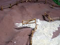 02.12.2006 - Dann ein kleines Loch an der Stelle gepiekst, wo nacher die Tore herumschwingen sollen - fertig. Hier erfolgt keine Verklebung wegen der Beweglichkeit. Übrigens - der Zaun wurde genau so brüniert, wie der Unterstand - mit Holzbeize.
