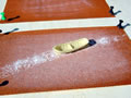 01.08.2007 - Nach kurzer Zeit (ca. eine Minute) ist nun das Resin nicht mehr am Boot, sondern auf dem groben Schleifpapier. Sehr schön ist hier die Schleifspur zu sehen.